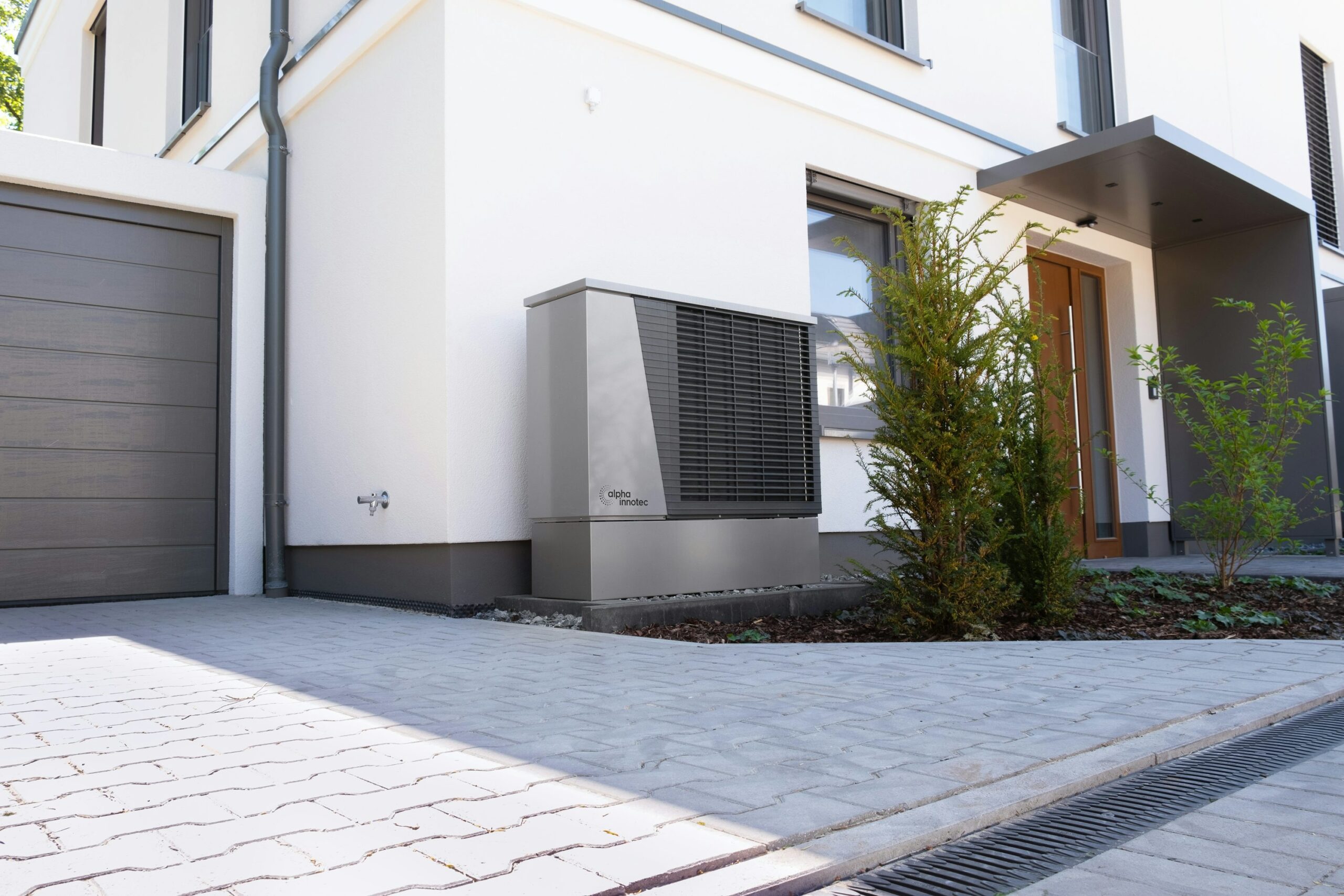 Voorbeeld van een lucht-waterwarmtepomp als buitenunit bij een woning